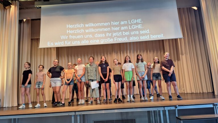 Schulleiter begrüßt neue Fünftklässler –Sechstklässler begeistern mit kleinem Programm