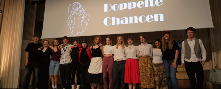 Unser Abschlussprojekt der Klasse 10 im künstlerischen Profil: Ein voller Erfolg für Kunst, Musik und Theater