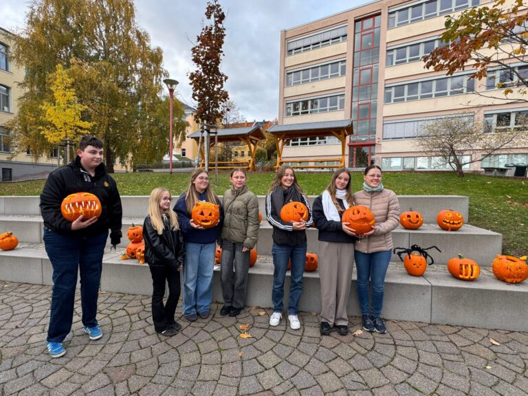 Alljährliches Kürbisschnitzen auf unserem Schulhof