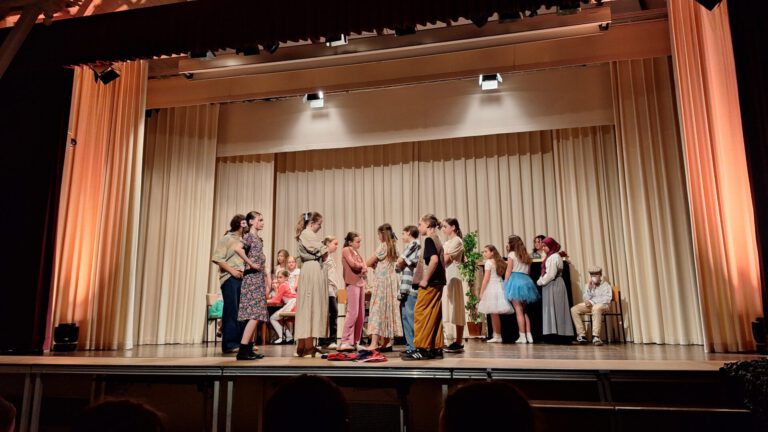 Theater-AG der Klassen 5 und 6 begeistert mit „Mission 1712“